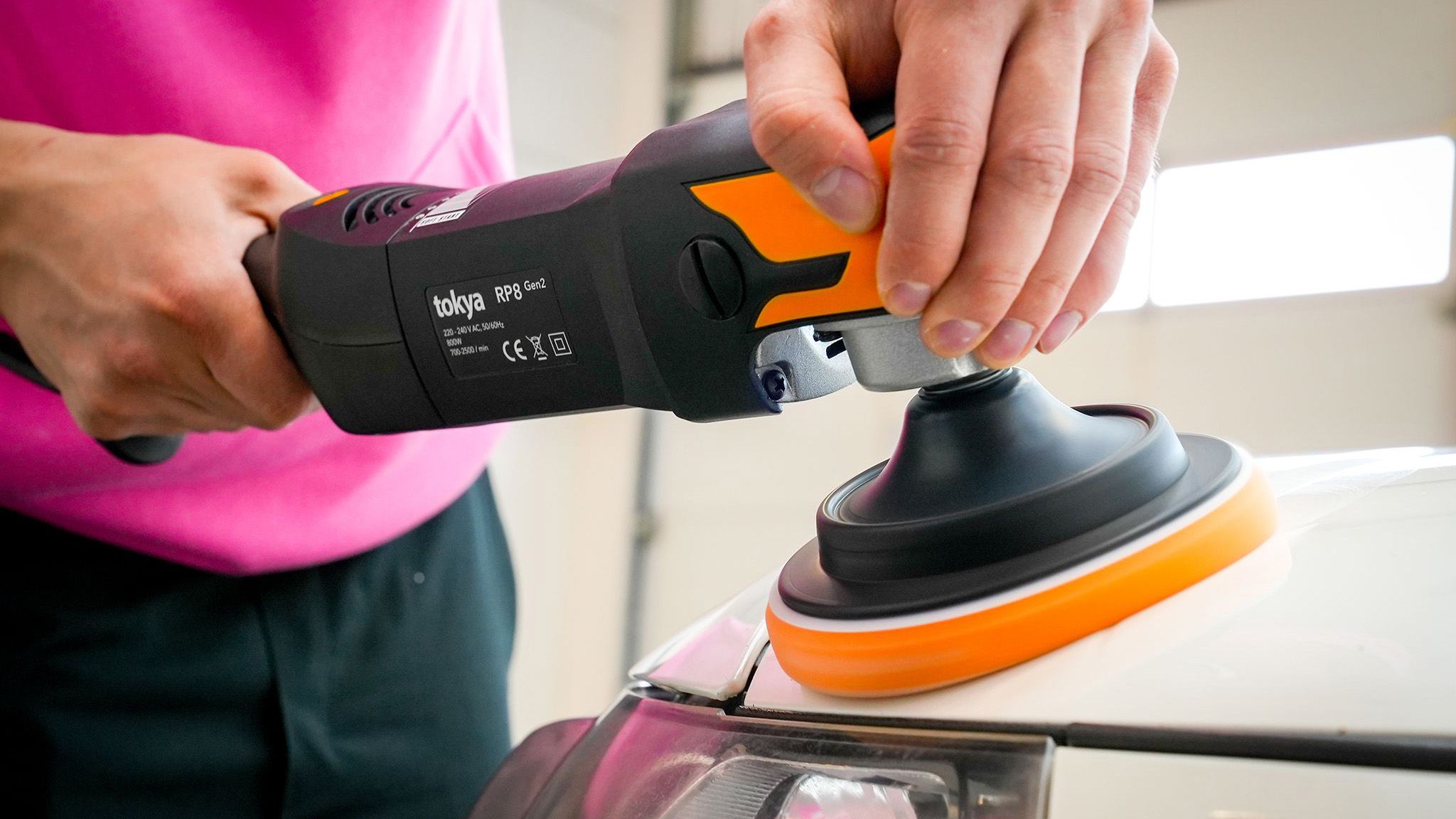 Tokya RP8 -kiillotuskone k&auml;yt&ouml;ss&auml; auton maalipinnan myllytyksess&auml;