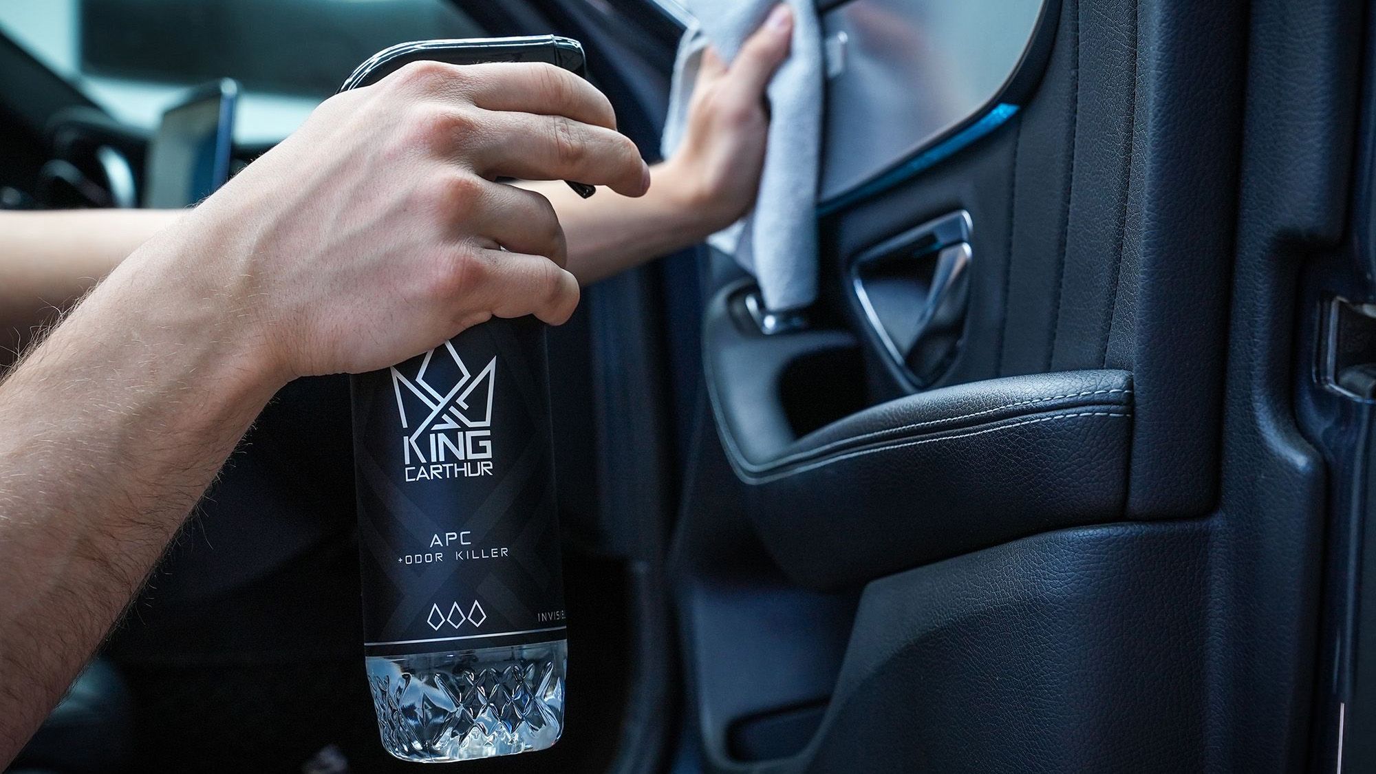 Auton sisätilojen muoviosien puhdistus King Carthur APC + Odor Killer -puhdistusaineella