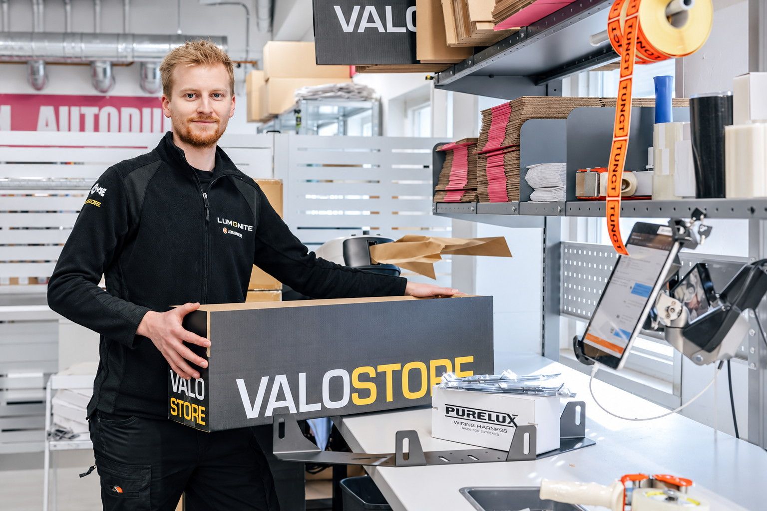 Valostores bestillinger plukkes og pakkes p&aring; v&aring;rt eget lager