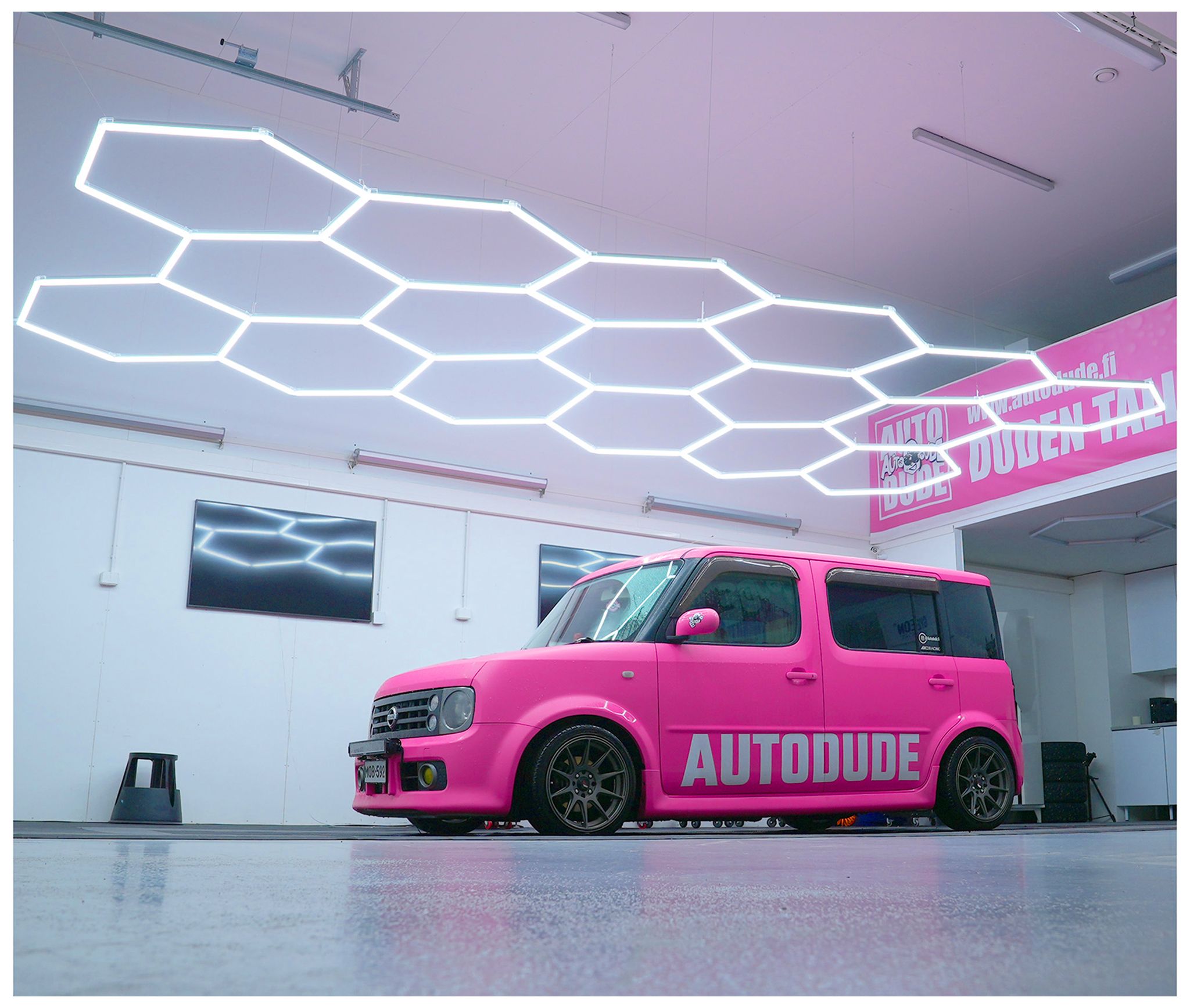Dr Dirt Garage Sky Gen2 -valaistus autotallissa